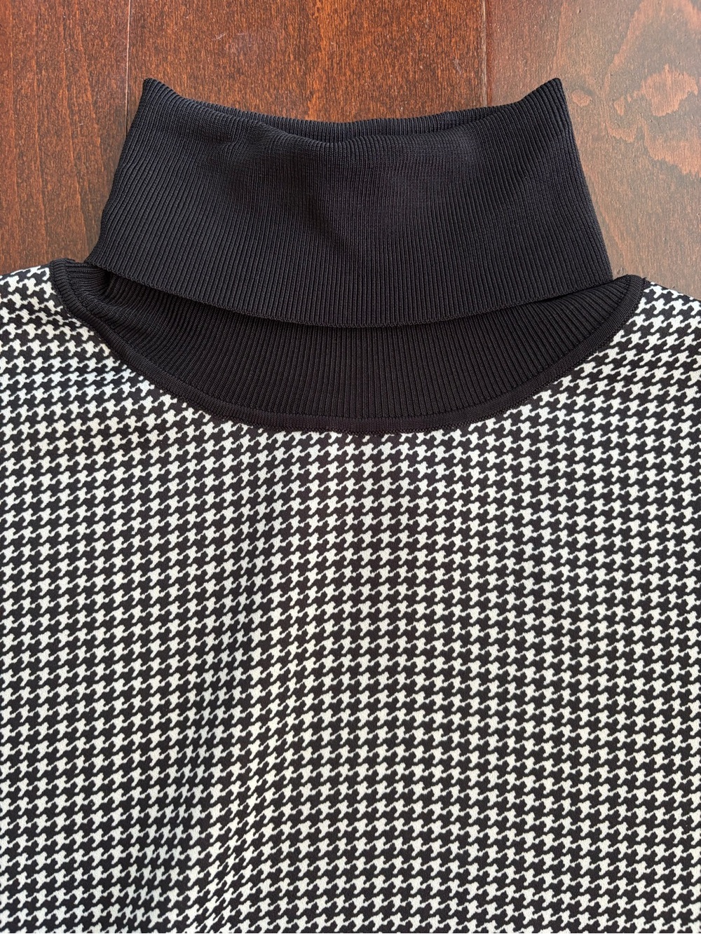 Club Monaco black & white houndstooth sleeveless turtleneck tunic top, Size S/P